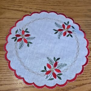Vtg Embroidered Christmas Poinsettia Doilies Set Scalloped Edge Holiday Decor
